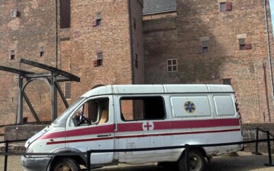 Kapotgeschoten ambulance van Steun Oekraïne heeft plek in Slot Loevestein